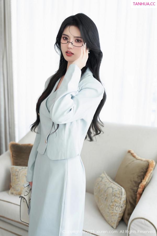 李浅浅  [XiuRen]高清写真图 2023.11.23 No.7708 浅浅Danny 长裙美腿第13张图片